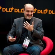 Homme parlant lors d'une conférence à l'événement DLD