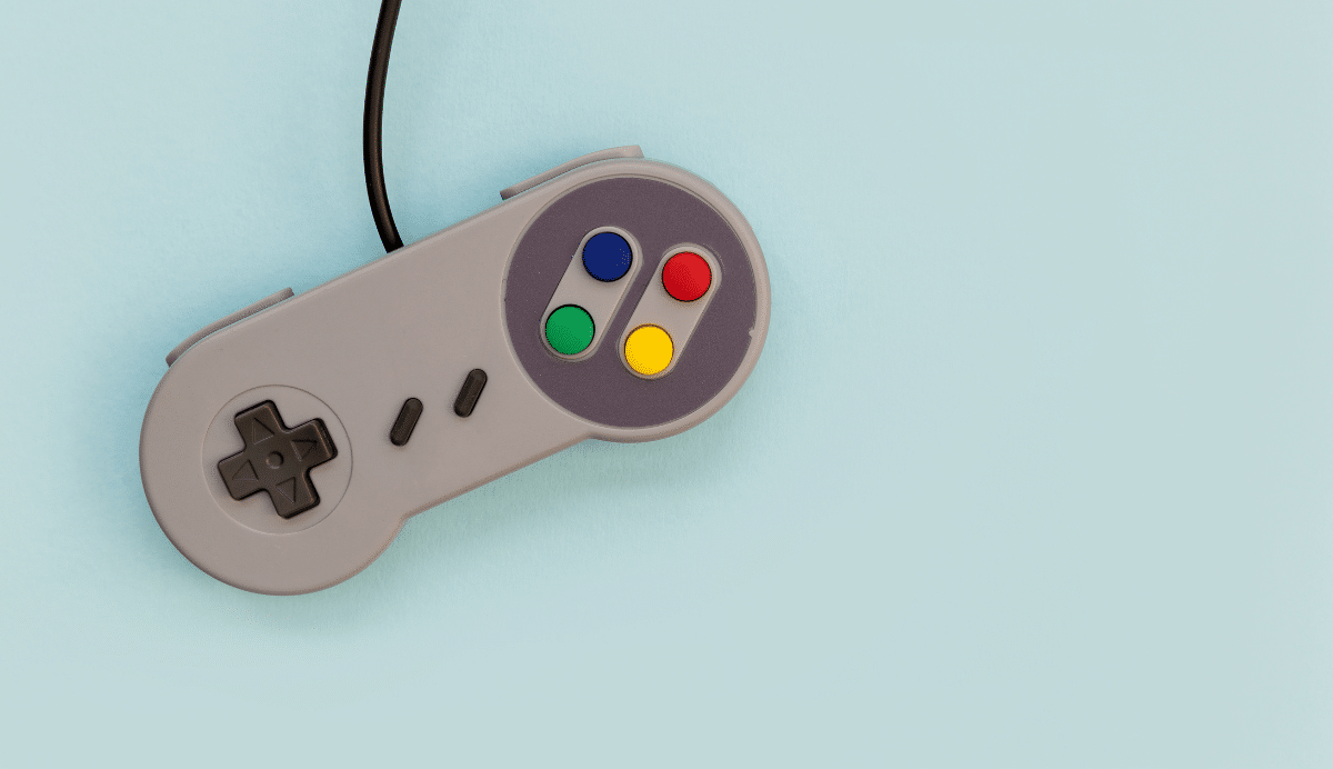 Manette de jeu rétro sur fond bleu clair