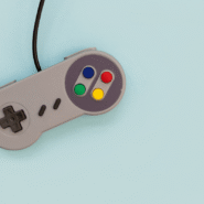 Manette de jeu rétro sur fond bleu clair