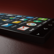 Smartphone avec écran affichant diverses applications