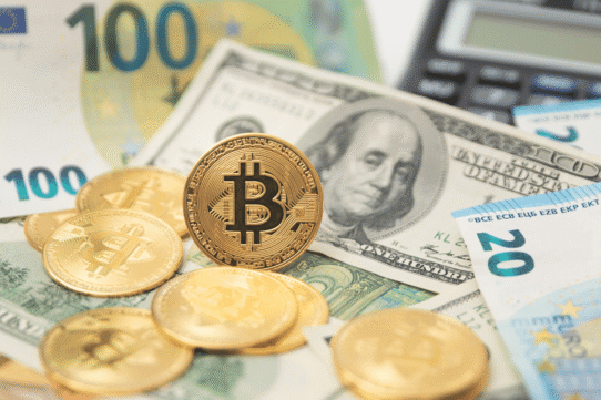 Bitcoin et billets de banque en euros et dollars