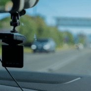 Caméra de tableau de bord filmant la route depuis une voiture.