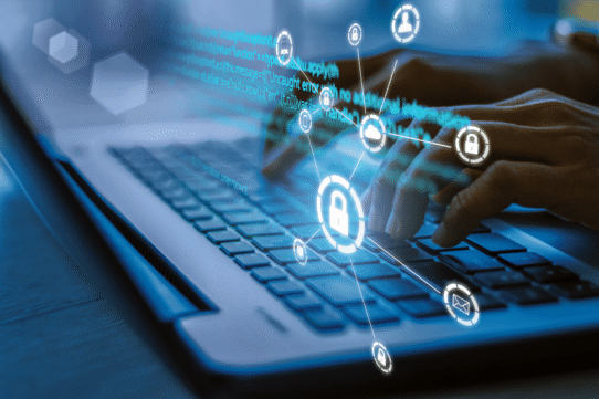 Mains tapant sur un clavier avec symboles de sécurité