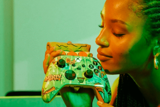 Femme tenant une manette de jeu personnalisée contre son visage