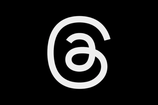 Logo stylisé blanc sur fond noir