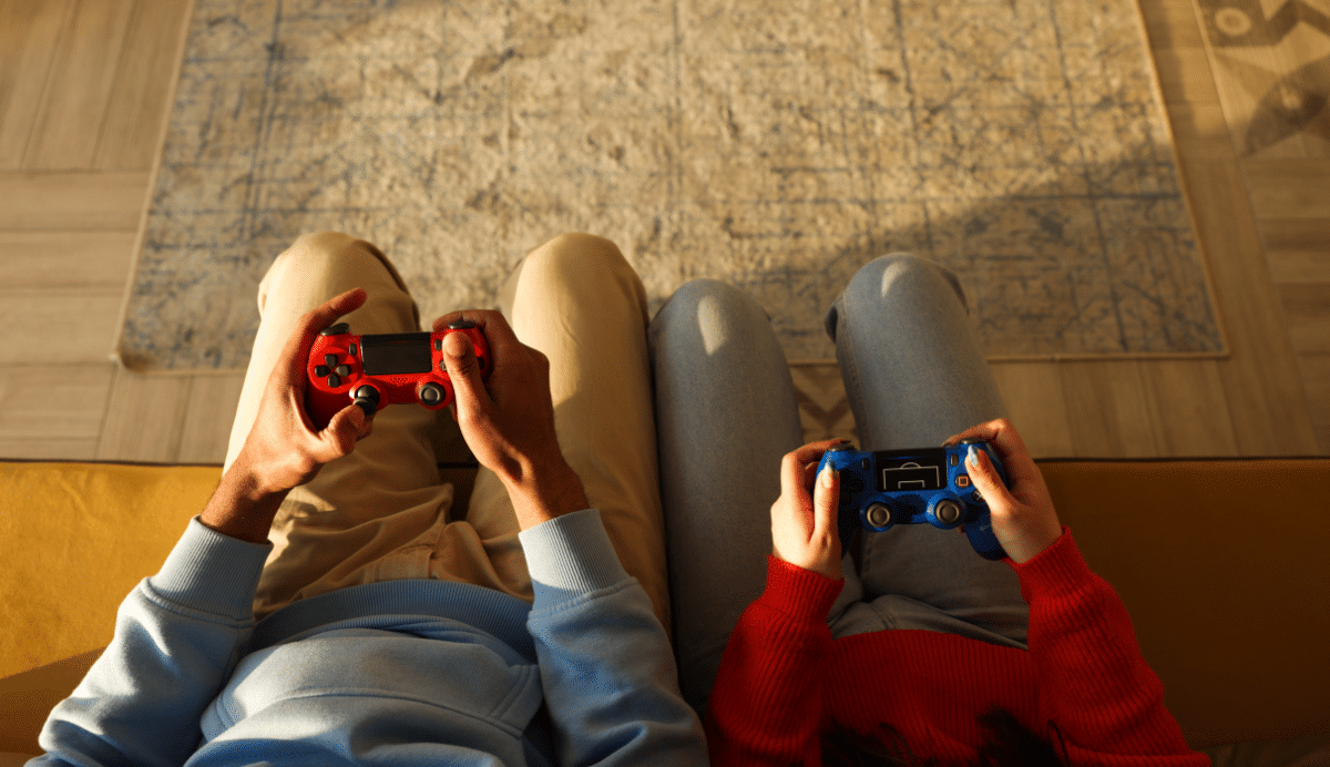 Vue de dessus de deux personnes jouant avec des manettes de jeu