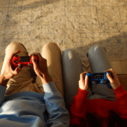 Vue de dessus de deux personnes jouant avec des manettes de jeu