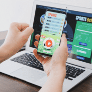 Personne pariant sur le sport via son smartphone et ordinateur