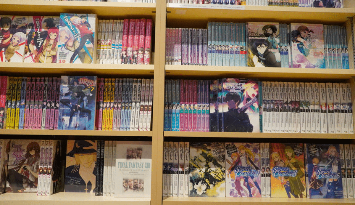 Étagères remplies de mangas colorés en librairie