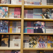 Étagères remplies de mangas colorés en librairie