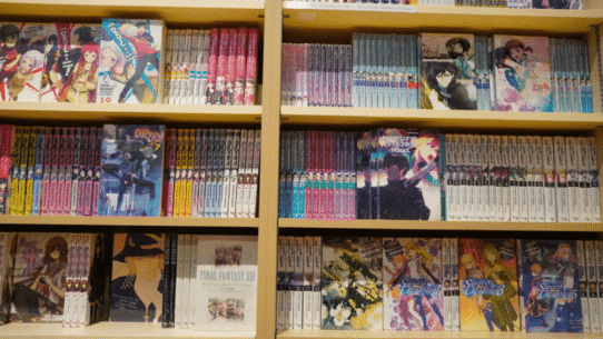 Étagères remplies de mangas colorés en librairie