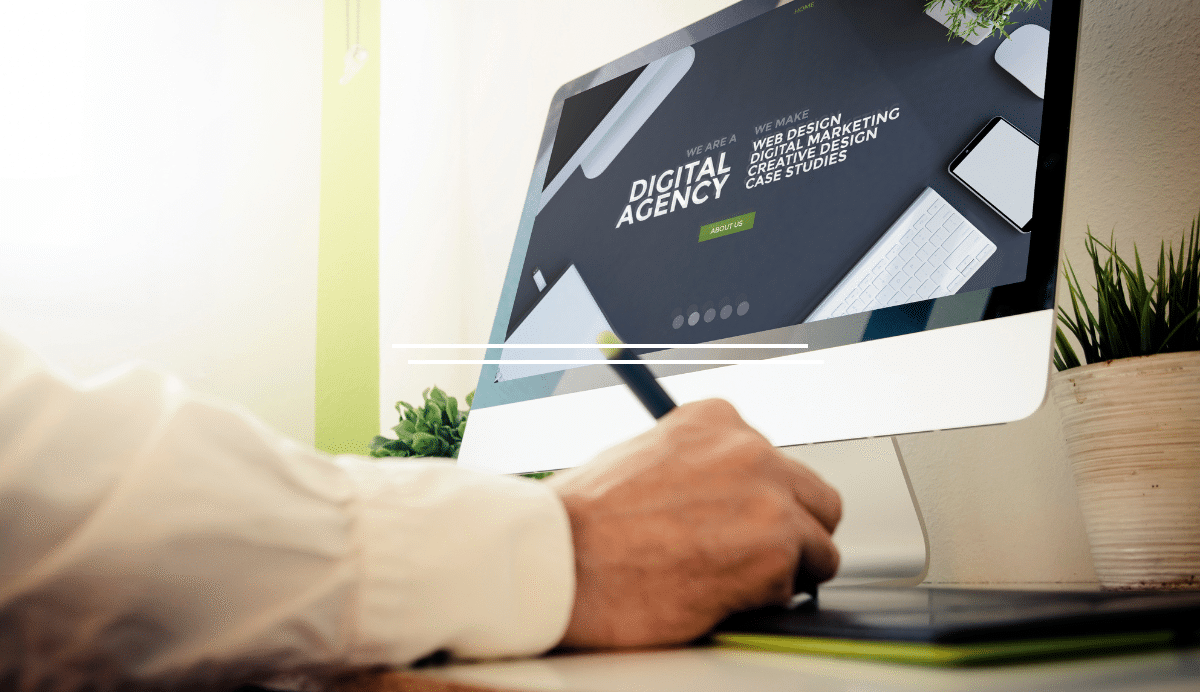 Bureau d'une agence digitale avec écran d'ordinateur