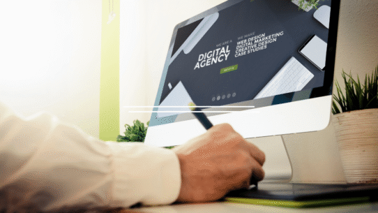 Bureau d'une agence digitale avec écran d'ordinateur