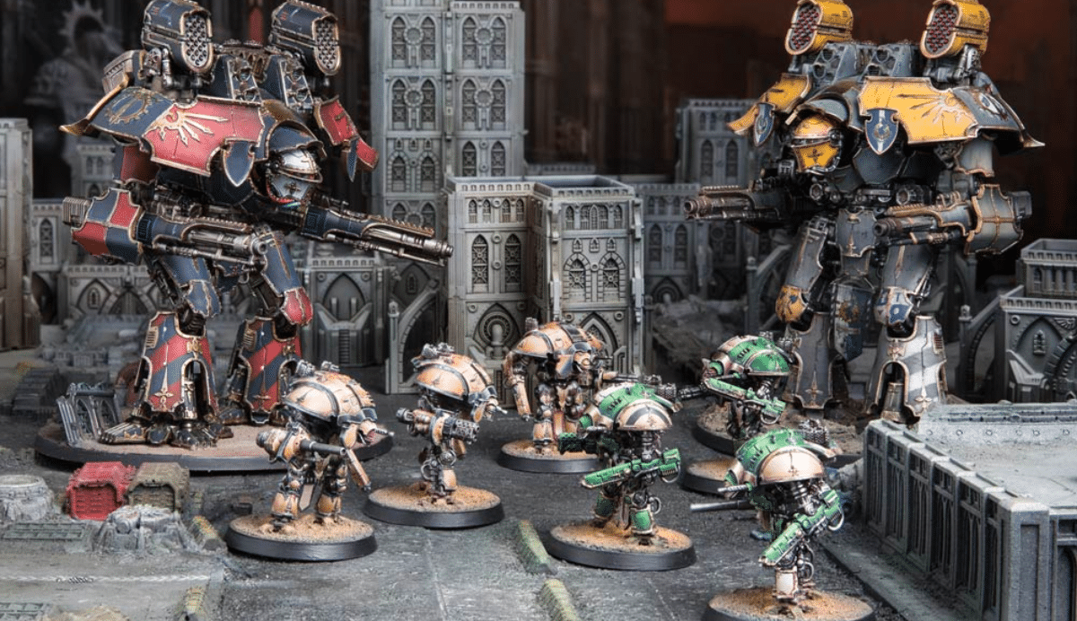 Figurines de robots géants et soldats dans une ville miniature