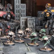 Figurines de robots géants et soldats dans une ville miniature