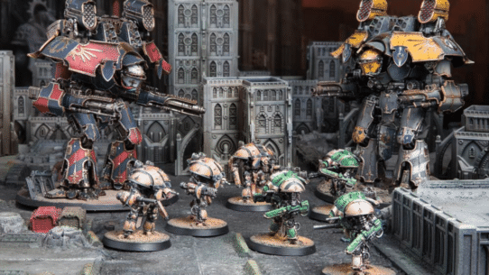 Figurines de robots géants et soldats dans une ville miniature