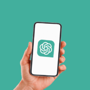 Main tenant un smartphone affichant un logo moderne