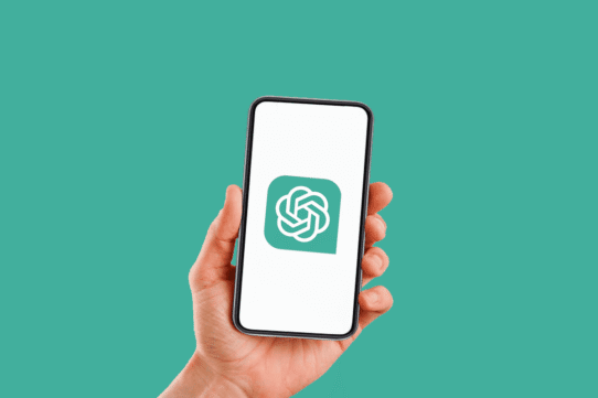 Main tenant un smartphone affichant un logo moderne