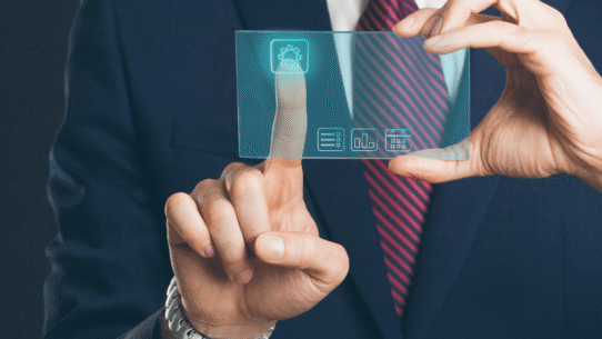 Homme en costume utilisant un écran tactile transparent