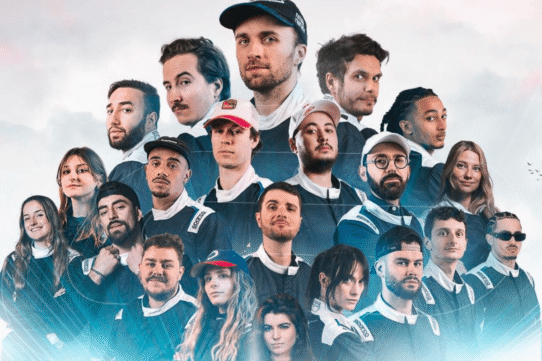 Groupe de personnes en tenue de course sur fond nuageux