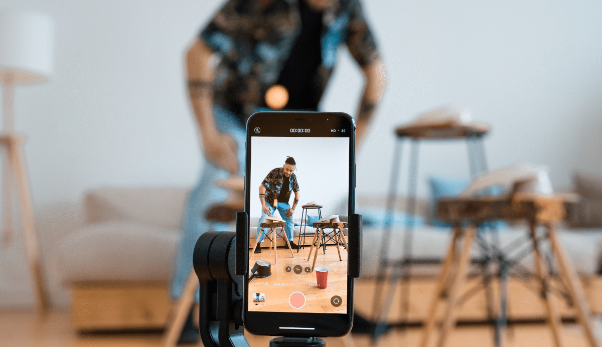 Enregistrement vidéo sur smartphone monté sur un trépied