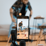 Enregistrement vidéo sur smartphone monté sur un trépied