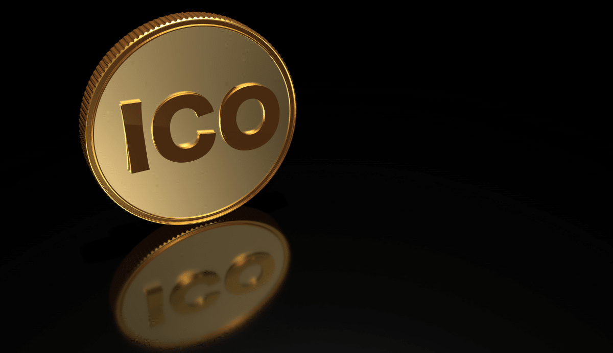 Pièce dorée avec inscription ICO sur fond noir