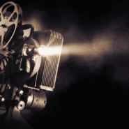 Projecteur de cinéma vintage projetant un faisceau de lumière