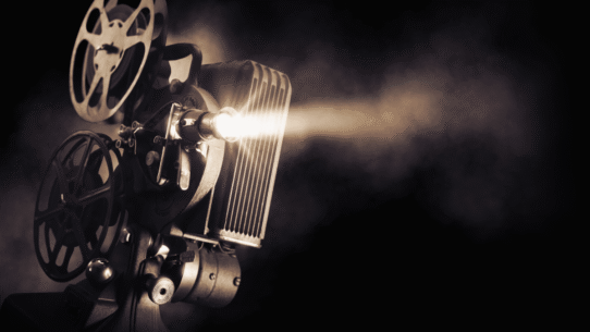 Projecteur de cinéma vintage projetant un faisceau de lumière
