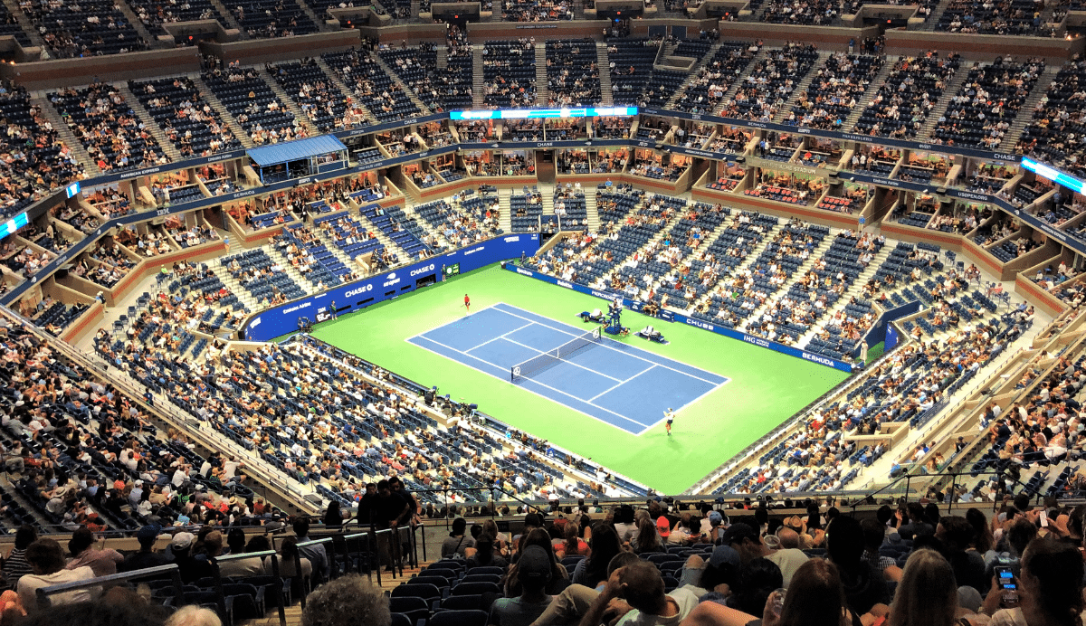 Vue d'un match de tennis dans un stade bondé de spectateurs