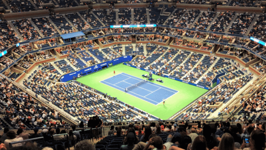 Vue d'un match de tennis dans un stade bondé de spectateurs
