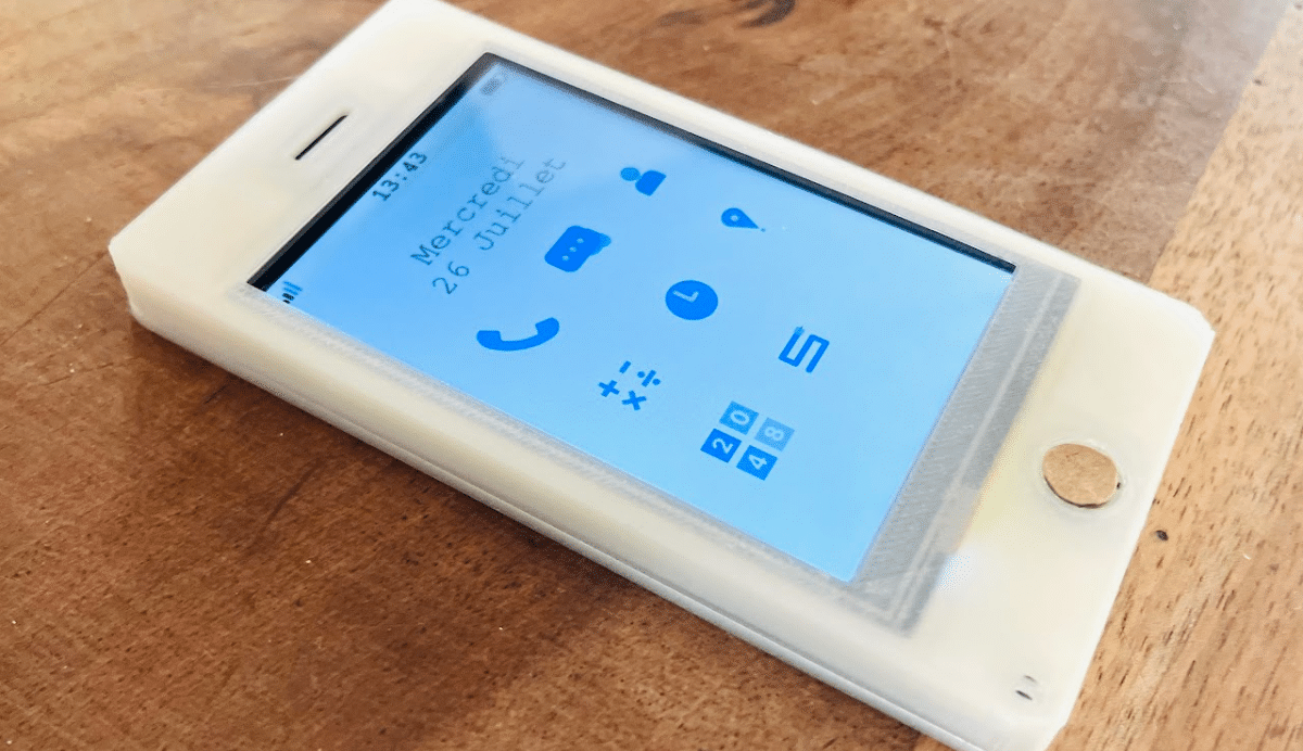 Téléphone minimaliste avec interface simplifiée sur une table
