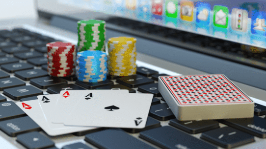 Cartes de poker et jetons sur un clavier d'ordinateur