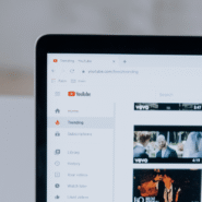 Écran d'ordinateur affichant la section tendances de YouTube
