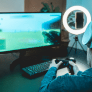 Personne jouant à un jeu vidéo sur écran avec casque et manette
