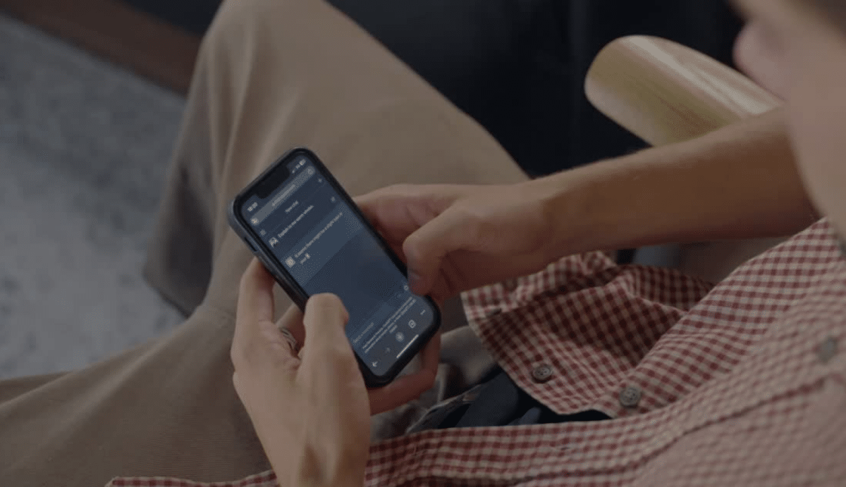 Personne utilisant un smartphone pour lire des messages