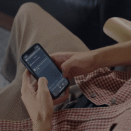 Personne utilisant un smartphone pour lire des messages