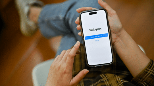 Personne utilisant l'application Instagram sur un smartphone