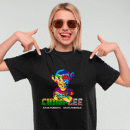Femme portant un t-shirt avec un motif de chimpanzé coloré