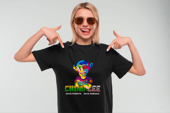 Femme portant un t-shirt avec un motif de chimpanzé coloré