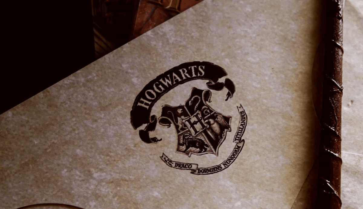 Enveloppe avec le sceau de Poudlard et une baguette magique