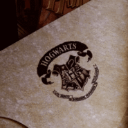 Enveloppe avec le sceau de Poudlard et une baguette magique