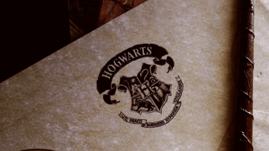 Enveloppe avec le sceau de Poudlard et une baguette magique