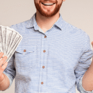Homme souriant avec des billets de banque et un smartphone affichant des graphiques