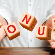 Main tenant des cubes en bois avec le mot bonus