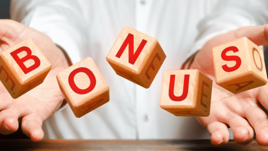 Main tenant des cubes en bois avec le mot bonus