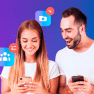 Deux personnes souriantes utilisant des smartphones