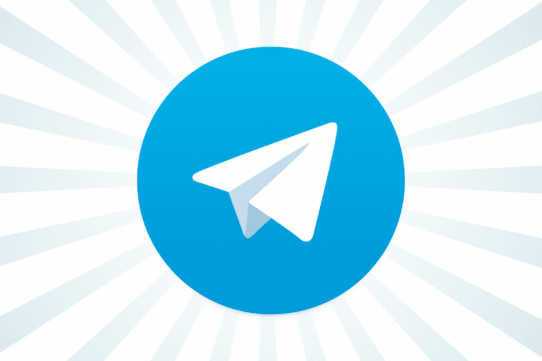 Logo d'une application de messagerie sur fond bleu