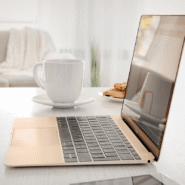 Ordinateur portable sur une table avec une tasse et des biscuits