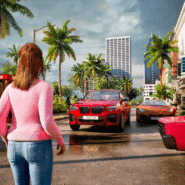 Femme en pull rose face à des voitures dans une rue bordée de palmiers